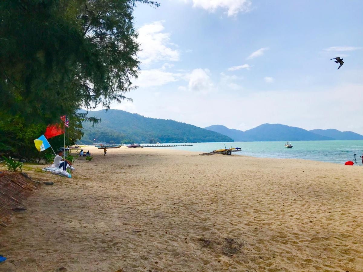 By The Beach - Luxury 2 Bedrooms Family Suite Batu Ferringhi Exterior foto
