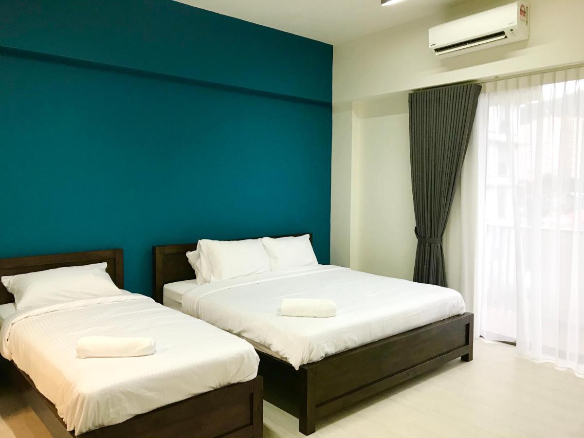 By The Beach - Luxury 2 Bedrooms Family Suite Batu Ferringhi Exterior foto